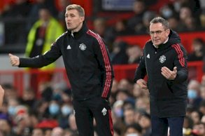 سيقود فليتشر (يسار) مانشستر يونايتد موقتا