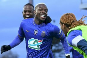 النيجيري جورج إيلينيكينا مهاجم موناكو (في الوسط) فرحا بتسجيله هدفا أمام أورليان في كأس فرنسا في 10 كانون الثاني/يناير 2026 