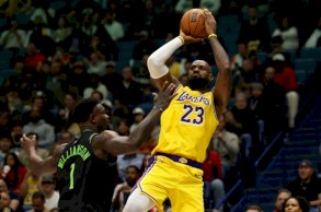 ليبرون جيمس يسدد بمواجهة زيون وليامسون في فوز لوس أنجليس ليكرز على نيو أورليانز بيليكانز في لويزيانا في 6 كانون الثاني/يناير 2026