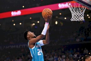 براندون ميلر لاعب تشارلوت هورنتس يسجّل في سلة أوكلاهوما سيتي ثاندر خلال مواجهة الفريقين الإثنين في دوري كرة السلة الأميركي للمحترفين 