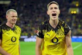 نيكو شلوتربيك (يمين) يحتفل بالتسجيل لبوروسيا دورتموند في مرمى ضيفه فيردر بريمن في الدوري الالماني لكرة القدم. دورتموند، غرب ألمانيا، في 13 كانون الثاني/يناير 2026