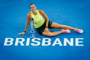 البيلاروسية أرينا سابالينكا تحتفل بكأس دورة بريزبين الأسترالية لكرة المضرب في 11 كانون الثاني/يناير 2026