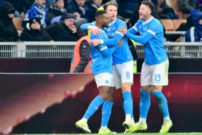 اللاعب الاسكتلندي لنابولي سكوت ماكتوميناي (#8) يحتفل بتسجيل هدف فريقه الثاني في مرمى إنتر خلال مواجهة الفريقين ضمن الدوري الإيطالي لكرة القدم. ملعب سان سيرو، ميلانو. في 11 كانون الثاني/يناير 2026.