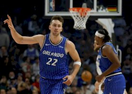 الألماني فرانتس فاغنر نجم أورلاندو ماجيك خلال فوز فريقه على ممفيس غريزليز في ملعب 