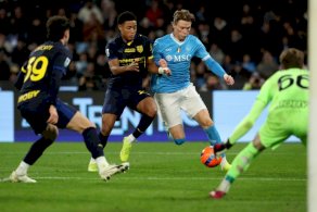 متوسط الميدان الاسكتلندي لنابولي سكوت ماكتوميناي (#8) يقاتل على الكرة مع المدافع السويسري لبارما ساشا بريتشغي خلال مواجهة الفريقين ضمن الدوري الإيطالي لكرة القدم. ملعب دييغو أرماندو مارادونا، نابولي، في 14 كانون الثاني/يناير 2026.