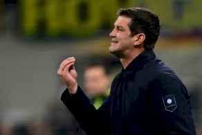 المدرب الروماني لإنتر ميلان كريستيان كيفو خلال المباراة ضد ميلان في الدوري الإيطالي على ملعب سان سيرو في ميلانو، شمال إيطاليا، في 23 تشرين الثاني/نوفمبر 2025