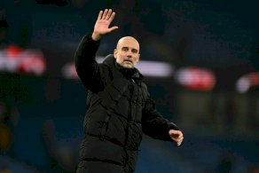 الإسباني بيب غوارديولا مدرب مانشستر سيتي يحيي الجماهير بعد مباراة فريقه امام تشلسي على ملعب الاتحاد في مانشستر، شمال غرب إنكلترا، في 4 كانون الثاني/يناير 2026