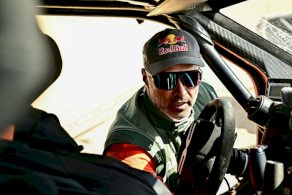 القطري ناصر العطية بعد نهاية المرحلة التاسعة من رالي دكار بين وادي الدواسر وبيشة، السعودية، في 13 كانون الثاني/يناير 2026