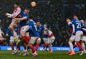 اللاعب البرازيلي لأرسنال غابريال مارتينيلي (#11) يحرز برأسية هدف فريقه الرابع، الهدف الشخصي الثالث له، في مرمى بورتسموث، ضمن الدور الثالث من كأس إنكلترا لكرة القدم. ملعب فراتون بارك، بورتسموث. في 11 كانون الثاني/يناير 2026.