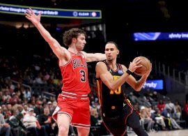 زاكاري ريزاشيه يحاول المرور عن الأسترالي جوش غيدي في مباراة أتلانتا وشيكاغو في دوري أن بي ايه