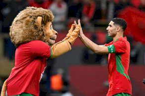 مدافع المنتخب المغربي أشرف حكيمي يحتفل بعد مباراة نصف نهائي كأس أمم إفريقيا لكرة القدم امام نيجيريا على ملعب الأمير مولاي عبد الله في الرباط في 14 كانون الثاني/يناير 2026