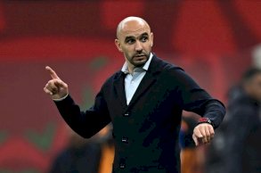 مدرب المنتخب المغربي وليد الركراكي خلال مباراة ربع نهائي كأس أمم إفريقيا لكرة القدم أمام الكاميرون على ملعب الأمير مولاي عبد الله في الرباط في التاسع من كانون الثاني/يناير 2026