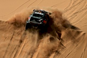 السائق القطري ناصر صالح العطية (داسيا) وملاحه البلجيكي فابيان لوركان خلال المرحلة الثامنة من النسخة الثامنة والأربعين من رالي دكار في السعودية في 12 كانون الثاني/يناير 2026