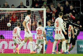 الكوري الجنوبي كيم مين-جاي (إلى اليمين)، يسجل الهدف الثاني لبايرن ميونيخ في مرمى كولن في في 14 كانون الثاني/يناير 2026