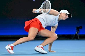 البولندية ايغا شفيونتيك خلال مباراتها مع السويسرية بيليندا بنتشيتش في نهائي كأس يونايتد لكرة المضرب. سيدني في 11 كانون الثاني/يناير 2026