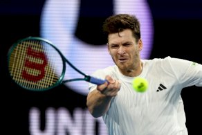 البولندي هوبرت هوركاش خلال مباراته مع السويسري ستانيسلاس فافرينكا في نهائي كأس يونايتد لكرة المضرب. سيدني في 11 كانون الثاني/يناير 2026