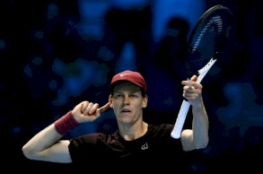 الايطالي يانيك سينر خلال مباراته مع الإسباني كارلوس ألكاراس في نهائي بطولة أيه تي بي الختامية لكرة المضرب. تورينو في 16 تشرين الثاني/نوفمبر 2025