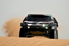 سائق داسيا القطري ناصر العطية خلال المرحلة السابعة من رالي دكار الصحراوي بين الرياض ووادي الدواسر، السعودية، في 11 كانون الثاني/يناير 2026