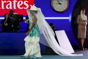 اليابانية ناومي أوساكا تدخل الملعب لمواجهة الكرواتية أنتونيا روجيتتش خلال مباراتهما في فردي السيدات في اليوم الثالث من بطولة أستراليا المفتوحة لكرة المضرب، ملبورن، في 20 كانون الثاني/يناير 2026.