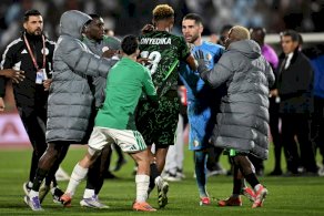 رافاييل أونييديكا لاعب نيجيريا وحارس الجزائر لوكا زيدان وعدد من اللاعبين يتجادلون خلال مباراة الدور ربع النهائي من كأس الأمم الإفريقية بين الجزائر ونيجيريا، على ملعب مراكش الكبير في 10 كانون الثاني/يناير 2026.