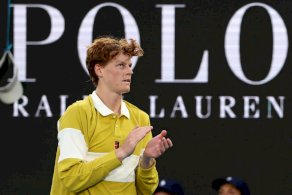 الإيطالي يانيك سينر يصفق للفرنسي أوغو غاستون أثناء خروجه من الملعب مصابا في اليوم الثالث من بطولة أستراليا المفتوحة في ملبورن في 20 كانون الثاني/يناير 2026