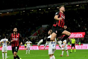 الألماني نيكلاس فولكروغ يحتفل بالتسجيل لميلان في مرمى ضيفه ليتشي في الدوري الايطالي لكرة القدم. ميلانو في 18 كانون الثاني/يناير 2026