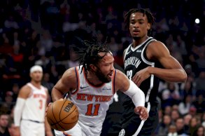 جايلن برونسون يراوغ نيك كلاكسون في فوز نيويورك نيكس الساحق على بروكلين نتس في ملعب ماديسون سكوير غاردن في 21 كانون الثاني/يناير 2026