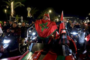 أنصار المنتخب المغربي في مدينة أكادير يحتفلون عقب فوز منتخب بلادهم على الكاميرون في ربع النهائي لكأس الأمم الإفريقية لكرة القدم في الرباط في التاسع من كانون الثاني/يناير 2026