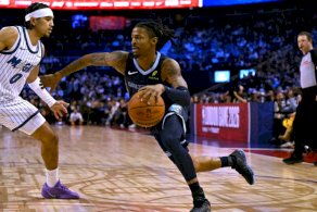 جا مورانت نجم ممفيس غريزليز يتجاوز أنتوني بلايك لاعب أورلاندو ماجيك في دوري كرة السلة الاميركي للمحترفين في لندن في 18 كانون الثاني/يناير 2026