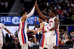 توبياس هاريس (إلى اليسار) بعد تسجيله سلة الفوز لفريقه ديترويت بيستونز أمام بوسطن سلتيكس في ملعب 