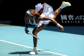 الأميركية كوكو غوف خلال مباراتها أمام الأوزبكستانية كاميلا رحيموفا في الدور الاول في بطولة أستراليا المفتوحة على ملعب رود ليفر أرينا في 19 كانون الثاني/يناير 2026