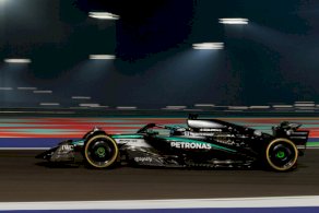 سائق مرسيدس البريطاني جورج راسل خلال سباق جائزة قطر الكبرى للفورمولا واحد على حلبة لوسيل الدولية في لوسيل في 30 تشرين الثاني/نوفمبر 2025