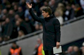 المدرب الدنماركي-الإيطالي لتوتنهام، توماس فرانك على خط الملعب خلال مباراة بين فريقه ووست هام يونايتد في الدوري الإنكليزي لكرة القدم. ملعب توتنهام هوتسبير في لندن، في 17 كانون الثاني/يناير 2026.