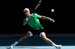 الصربي نوفاك ديوكوفيتش يصد كرة الإيطالي فرانتشيسكو مايستريلي في الدور الثاني من بطولة أستراليا المفتوحة في 22 كانون الثاني/يناير 2026 