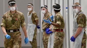 أفراد من الجيش البريطاني يساهمون في الخدمة الطبية - أرشيف أ ف ب 