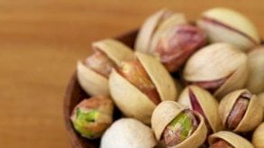 أطعمة تساعدك على النوم.. وأخرى تسرق منك الراحة ليلاً!