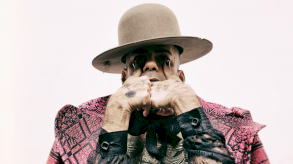 المصمم المغربي - الإسرائيلي أرتسي إفراخ يتحدث عن لغته الإبداعية الخاصة