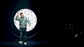 كيم جونز جامعًا المخطوطات والكتب القديمة هو موضوع غلاف عدد مايو من HTSIA 