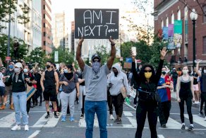 متظاهرون ضد مقتل مقتل جورج فلويد في واشنطن. أ ف ب.