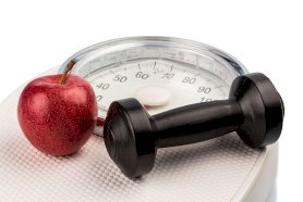 تفاحة وثقل يدوي على ميزان - Getty Images