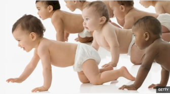 مجموعة من الأطفال الرضع يرتدون الحفاضات ويزحفون من اليمين إلى اليسار. - Getty Images