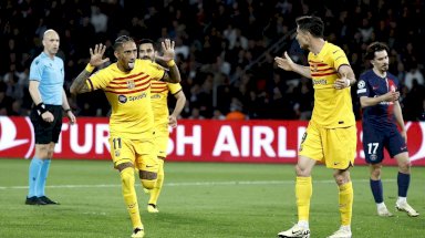 مهاجم برشلونة رافينها يحتفل بتسجيله هدفاً أمام باريس سان جيرمان في مباراة الذهاب في دوري الأبطال