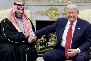 الرئيس الأمريكي دونالد ترامب (يمين) يمسك بيد ولي العهد السعودي الأمير محمد بن سلمان خلال اجتماع البيت الأبيض في 18 نوفمبر/تشرين الثاني 2025 - Getty Images