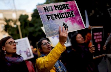 يحضر أشخاص تظاهرة في فاليتا بمالطا احتجاجاً على جرائم قتل النساء والعنف الجنسي وجميع أشكال العنف القائم على النوع الاجتماعي، وذلك قبيل اليوم الدولي للقضاء على العنف ضد المرأة، في 23 نوفمبر/تشرين الثاني 2025. - Reuters