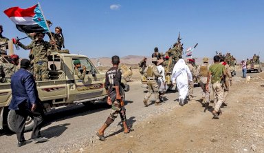 مقاتلون موالون للمجلس الانتقالي الجنوبي الانفصالي في اليمن يتنقلون في موكب بمحافظة أبين جنوب اليمن، في 13 ديسمبر/كانون الأول 2020 - Getty Images