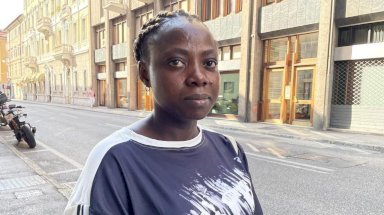 امرأة تقف في الشارع وتنظر إلى الكاميرا - BBC