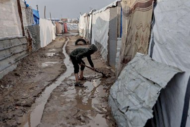 تلقّى جهاز الدفاع المدني آلافا من نداءات الاستغاثة من نازحين لم تستطع خيامهم المهترئة مقاومة الأمطار الهاطلة بكثافة - AFP via Getty Images