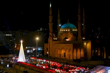 إضاءة شجرة عيد الميلاد في بيروت - EPA
