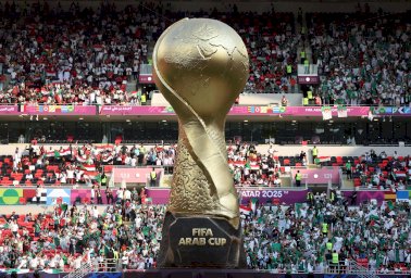 نسخة عملاقة من كأس بطولة كأس العرب لكرة القدم على ملعب أحمد بن علي في الدوحة في 3 ديسمبر/كانون الأول 2025. - FIFA via Getty Images