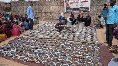 يعيش السودانيون أوضاعا إنسانية صعبة للغاية منذ اندلاع الحرب في إبريل/نيسان 2023. - Getty Images